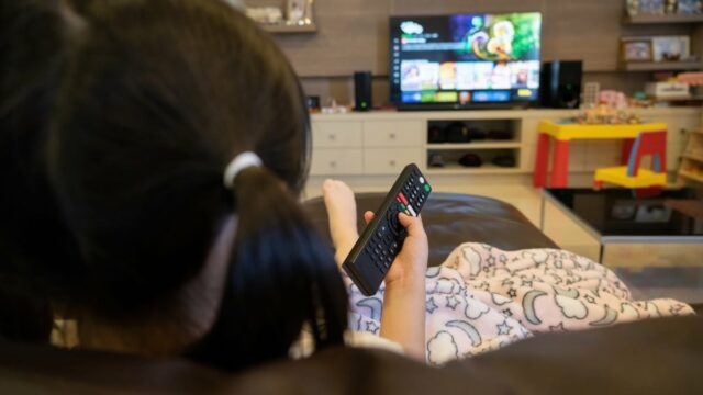 FCC desafia temas de identidade de gênero na TV infantil
