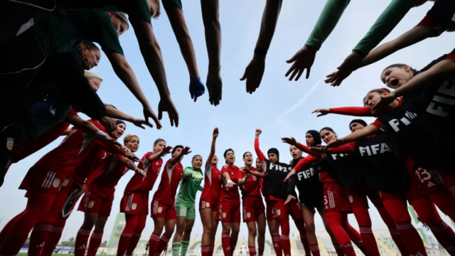 FIFA permite que seleção afegã de futebol feminino compita em eventos internacionais
