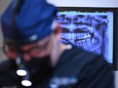 Fabricante de software para consultório odontológico corrige bug que expunha registros médicos de pacientes A dentist works on a patient at the Rubio Dental Group offices in Los Algodones, Mexico, just across the border from California and Arizona, on April 11, 2023