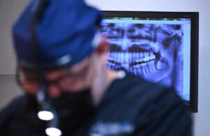 Fabricante de software para consultório odontológico corrige bug que expunha registros médicos de pacientes A dentist works on a patient at the Rubio Dental Group offices in Los Algodones, Mexico, just across the border from California and Arizona, on April 11, 2023
