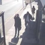 Vídeo obtido pelo Daily Mail mostra o suspeito atacando um homem que esperava em um ponto de ônibus e esfaqueando-o freneticamente antes que dois heróis transeuntes corressem em sua direção