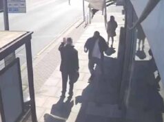 Faca terrorista tem como alvo judeus em Londres: vídeo horrível mostra suspeito esfaqueando homem em ponto de ônibus e perseguindo outro na rua Vídeo obtido pelo Daily Mail mostra o suspeito atacando um homem que esperava em um ponto de ônibus e esfaqueando-o freneticamente antes que dois heróis transeuntes corressem em sua direção