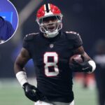 Um jogador do Atlanta Falcons com uma camisa preta com o número 8 e um capacete vermelho corre com a bola de futebol.