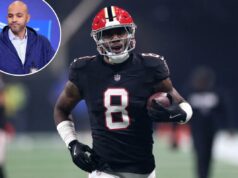 Falcons ‘abertos para negociar’ Kyle Pitts enquanto rumores do Draft da NFL de 2026 giram Um jogador do Atlanta Falcons com uma camisa preta com o número 8 e um capacete vermelho corre com a bola de futebol.