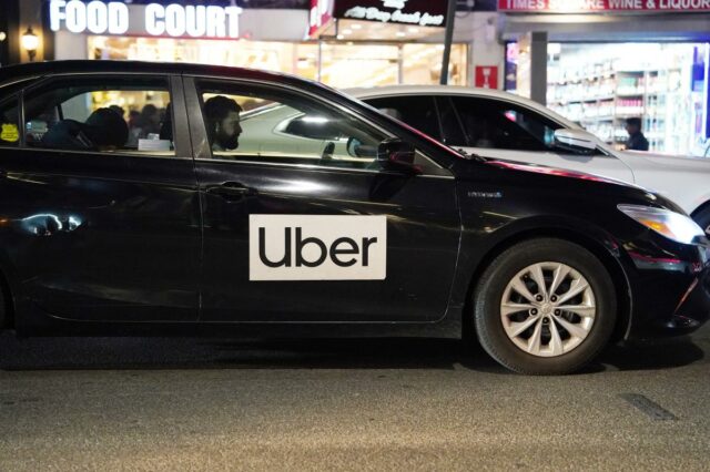 Família de Nova York envolvida na encenação de acidentes falsos Uma visão geral de um carro Uber visto em Nova York, NY, em 16 de abril de 2025.