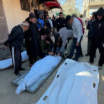 Famílias de Gaza lamentam seus entes queridos mortos em ataques aéreos israelenses noturnos