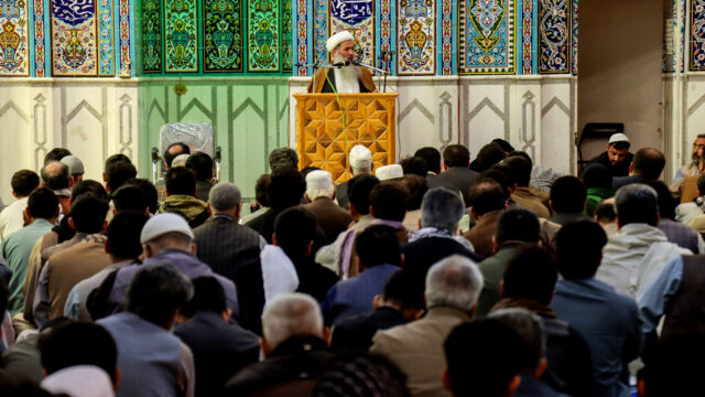 Famílias se reúnem para lamentar vítimas de tiroteio mortal no Afeganistão
