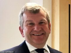 Farage SACKS Reform, porta-voz do setor habitacional, por reclamar que as regulamentações pós-desastre da Torre Grenfell são muito rígidas e ‘todo mundo morre no final’ Farage SACKS Reform, porta-voz do setor habitacional, por reclamar que as regulamentações pós-desastre da Torre Grenfell são muito rígidas e 'todo mundo morre no final'