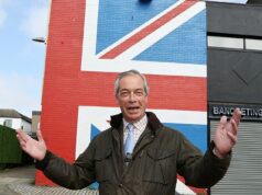 Farage trava ‘guerra’: líder reformista diz ao Mail que enfrentará motins, protestos e greves para reduzir a inchada lei de bem-estar social da Grã-Bretanha Nigel Farage afirmou que é necessária uma “grande mudança de pensamento” no sistema de bem-estar social para torná-lo acessível