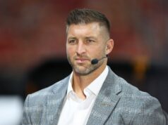Fãs da NFL enviando orações ao ex-Broncos QB Tim Tebow Former Denver Broncos QB Tim Tebow