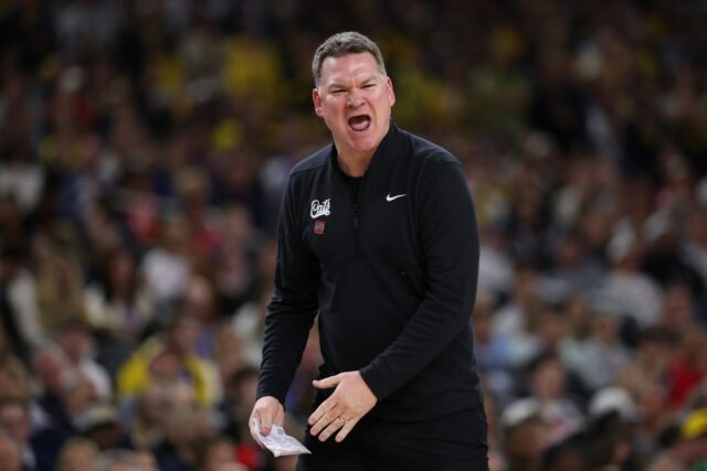 Fãs da UNC se deliciam com a derrota de Tommy Fãs da UNC se deliciam com a derrota de Tommy Lloyd e Arizona na Final Four