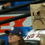 Fãs do Boston Red Sox cantam 'Venda o time' após início de temporada desastroso