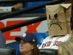 Fãs do Boston Red Sox cantam ‘Venda o time’ após início de temporada desastroso Fãs do Boston Red Sox cantam 'Venda o time' após início de temporada desastroso