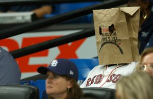 Fãs do Boston Red Sox cantam ‘Venda o time’ após início de temporada desastroso Fãs do Boston Red Sox cantam 'Venda o time' após início de temporada desastroso