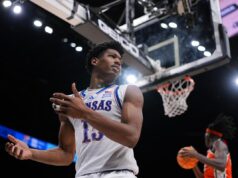 Fãs do Kansas furiosos com a perda do titular para o Missouri no portal de transferência Fãs do Kansas furiosos com a perda do titular para o Missouri no portal de transferência