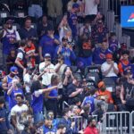 Torcedores do New York Knicks no meio da multidão durante o aquecimento na State Farm Arena.