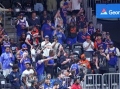 Fãs dos Knicks continuam conquistando estradas em Atlanta: ‘Uma visão legal de se ver’ Torcedores do New York Knicks no meio da multidão durante o aquecimento na State Farm Arena.