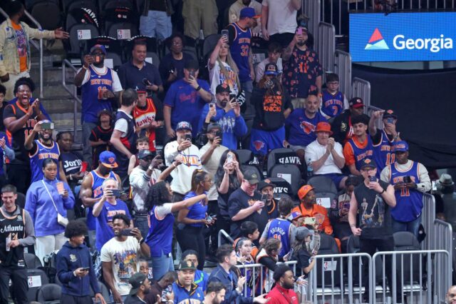 Torcedores do New York Knicks no meio da multidão durante o aquecimento na State Farm Arena.