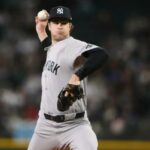 O arremessador do New York Yankees, Cam Schlittler, lança um arremesso contra o Seattle Mariners.