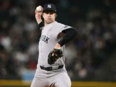 Fãs dos Yankees verão pela primeira vez ao vivo o show de Cam Schlittler com repertório de próximo nível O arremessador do New York Yankees, Cam Schlittler, lança um arremesso contra o Seattle Mariners.