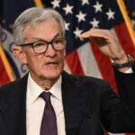 A Reserva Federal está a manter as taxas de juro estáveis, à medida que abundam as questões sobre o futuro do presidente Jerome Powell.