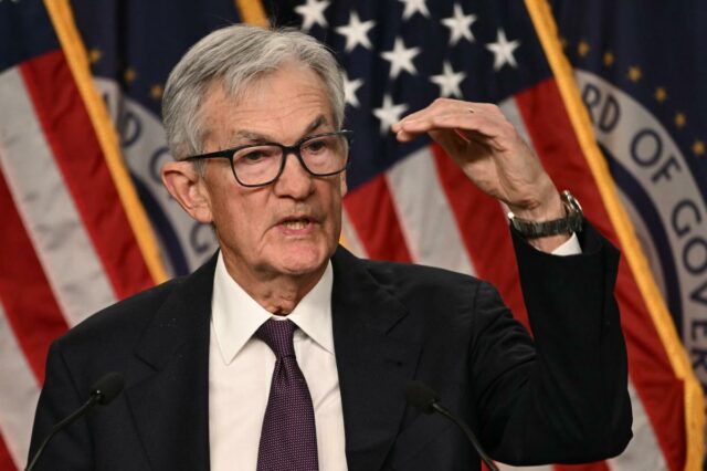 A Reserva Federal está a manter as taxas de juro estáveis, à medida que abundam as questões sobre o futuro do presidente Jerome Powell.