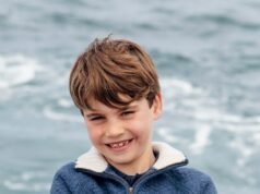 Feliz Aniversário, Príncipe Louis! Jovem real sorri em adorável retrato tirado em férias em família na Cornualha, quando hoje completa 8 anos O Príncipe e a Princesa de Gales marcaram o oitavo aniversário de seu filho, o Príncipe Louis, com uma nova fotografia do jovem real esta manhã