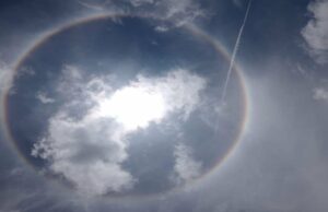 Fenômeno Sun Halo Muncul de Langit Pamekasan Mandura, Warga Ungkap Akan Masuk Musim Kemarau Fenômeno Sun Halo Muncul de Langit Pamekasan Mandura, Warga Ungkap Akan Masuk Musim Kemarau