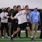 Fernando Mendoza lutando com uma bola de futebol durante o 2026 IU Pro Day.