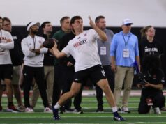 Fernando Mendoza impressiona durante o Pro Day na frente dos Raiders semanas antes do draft da NFL Fernando Mendoza lutando com uma bola de futebol durante o 2026 IU Pro Day.