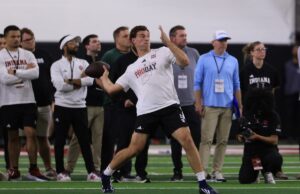 Fernando Mendoza impressiona durante o Pro Day na frente dos Raiders semanas antes do draft da NFL Fernando Mendoza lutando com uma bola de futebol durante o 2026 IU Pro Day.