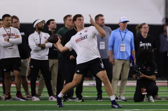 Fernando Mendoza lutando com uma bola de futebol durante o 2026 IU Pro Day.