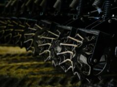 Fertilizante amplamente utilizado pode degradar quase metade dos corpos de água doce nas pradarias canadenses: estudo Um homem vestindo uma camisa de colarinho e óculos de aro preto sorri para a câmera.