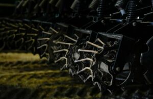 Fertilizante amplamente utilizado pode degradar quase metade dos corpos de água doce nas pradarias canadenses: estudo Um homem vestindo uma camisa de colarinho e óculos de aro preto sorri para a câmera.