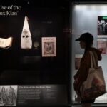 Figura estilo KKK mostrada em vídeos vagando pela cidade