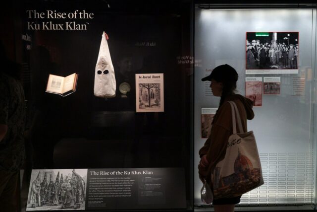 Figura estilo KKK mostrada em vídeos vagando pela cidade
