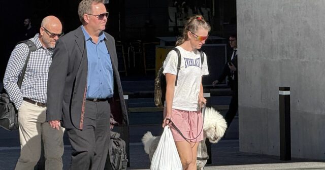 Tara Crabtree chega à Suprema Corte de Brisbane em Brisbane, quarta-feira, 15 de abril de 2026.