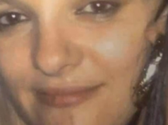 Filho acusado de esfaquear a mãe até a morte ao norte de Sydney É alegado que Blaise esfaqueou repetidamente sua mãe Rebecca, de 47 anos, em sua casa em Windale, no Lago Macquarie, às 20h de ontem.