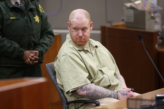 Filho problemático das lendas de Hollywood Ryan O'Neal e Farrah Fawcett mostra um olhar assustador no tribunal
