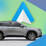 Logotipo do Android Auto flanqueado por ícones de polegar para cima e polegar para baixo.