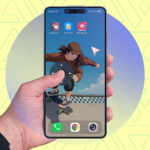 Mão segurando um smartphone exibindo setas de gesto One Hand Operation+ na borda esquerda da tela.