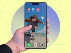 Finalmente estou usando meu telefone gigante com um polegar e parece mágica Mão segurando um smartphone exibindo setas de gesto One Hand Operation+ na borda esquerda da tela.