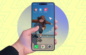 Finalmente estou usando meu telefone gigante com um polegar e parece mágica Mão segurando um smartphone exibindo setas de gesto One Hand Operation+ na borda esquerda da tela.