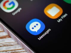 Finalmente sabemos quando o Samsung Messages irá desaparecer para sempre Mão monocromática segurando uma lupa sobre o logotipo AP/Google Mensagens/ícones de Mensagens Samsung