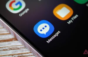 Finalmente sabemos quando o Samsung Messages irá desaparecer para sempre Mão monocromática segurando uma lupa sobre o logotipo AP/Google Mensagens/ícones de Mensagens Samsung
