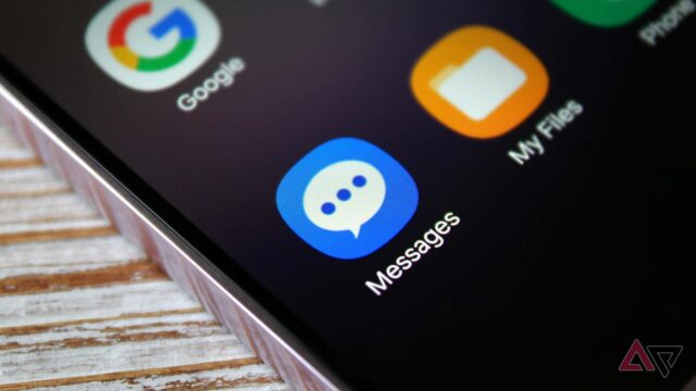 Finalmente sabemos quando o Samsung Messages irá desaparecer para sempre Mão monocromática segurando uma lupa sobre o logotipo AP/Google Mensagens/ícones de Mensagens Samsung