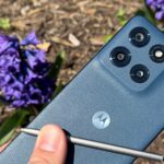 Motorola Razr Ultra ao lado de um Motorola G Play 2026