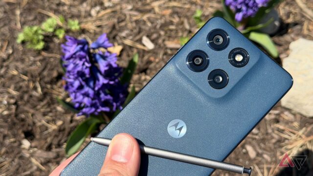 Motorola Razr Ultra ao lado de um Motorola G Play 2026