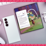 Uma pessoa abrindo o Samsung Galaxy Z Fold 7