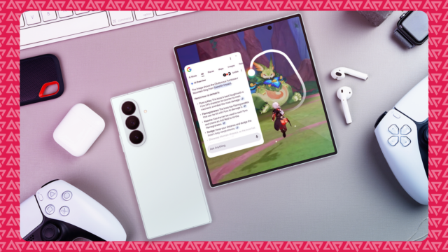 Uma pessoa abrindo o Samsung Galaxy Z Fold 7